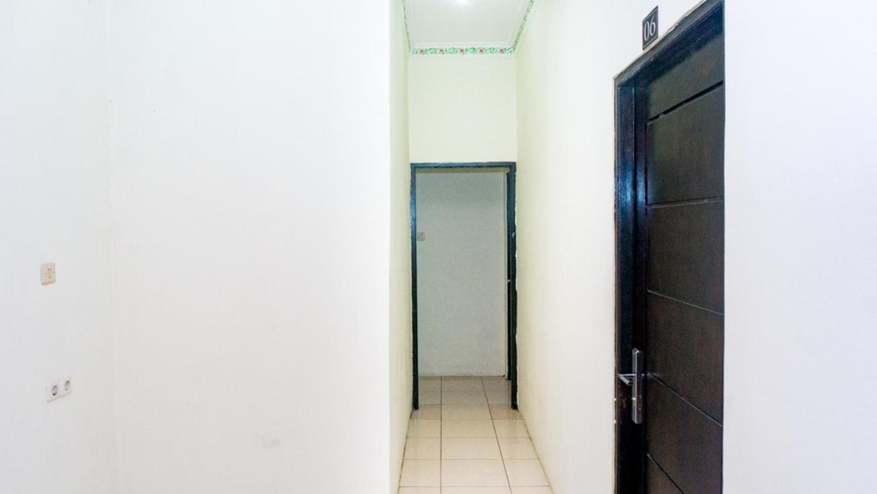 ホテル Reddoorz Near Sentani Airport ジャヤプラ エクステリア 写真